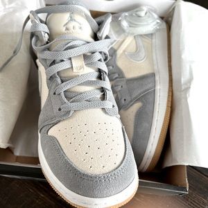 Air Jordan 1 Mid SE Coconut Milk/Grey 4Y NWT Authentic
